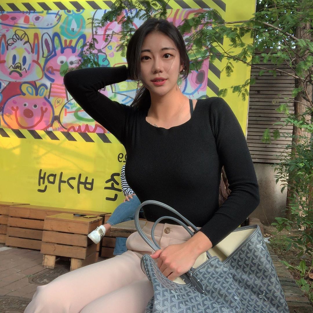 Ảnh đời thường của nữ PV Hàn Quốc tại buổi tập U23 Việt Nam hình ảnh gốc 2