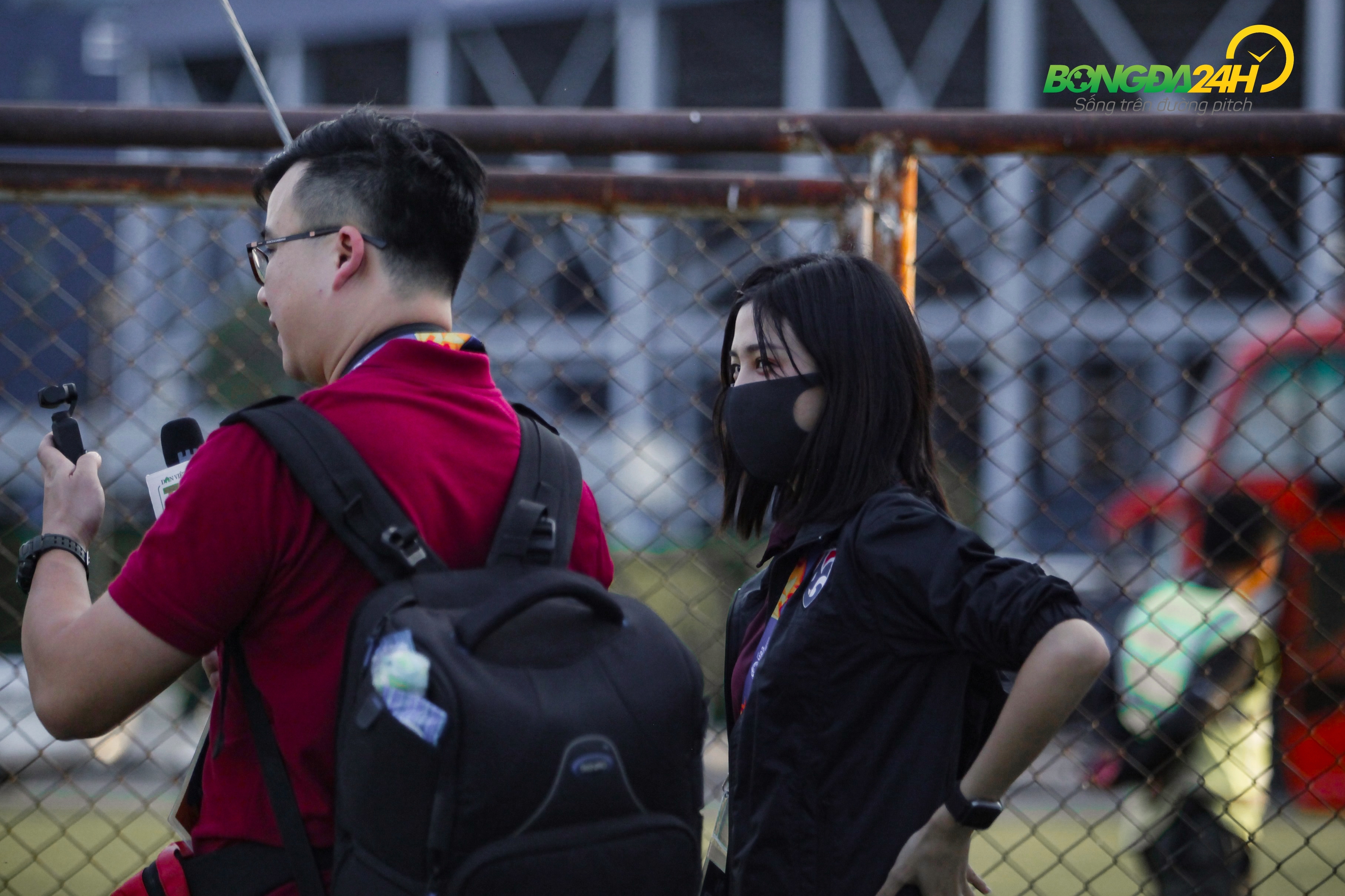 Bất ngờ nổi tiếng, nữ dẫn đoàn của U23 Việt Nam bịt khẩu trang né tránh truyền thông hình ảnh gốc 2