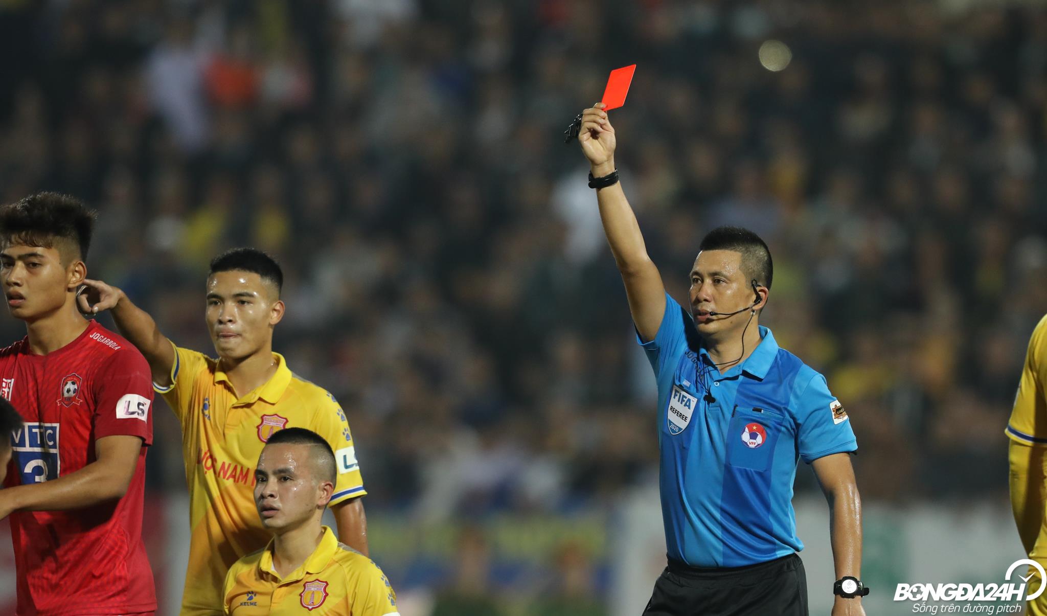 ẢNH Nhận thẻ đỏ, Nguyễn Văn Hạnh bất ngờ tấn công cầu thủ Nam Định trước khi rời sân hình ảnh gốc 2