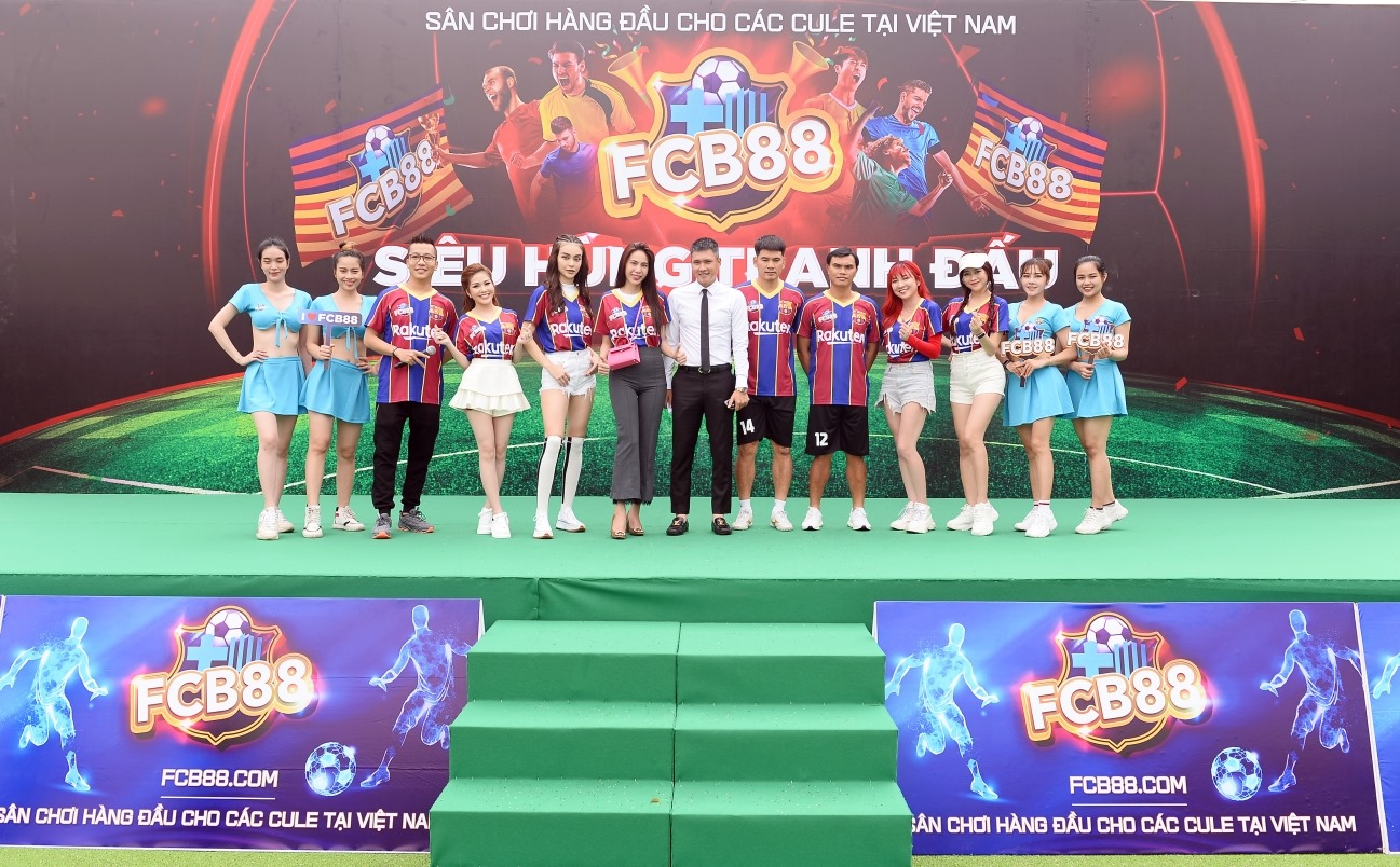 Thuy Tien, Cong Vinh cung nhieu sao Viet trong giai bong Sieu hung tranh dau do FCB88 to chuc.