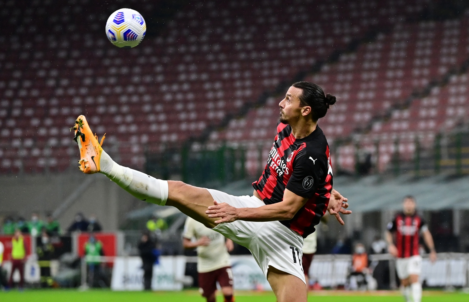 Zlatan Ibrahimovic chắp cánh cho AC Milan bay cao hình ảnh