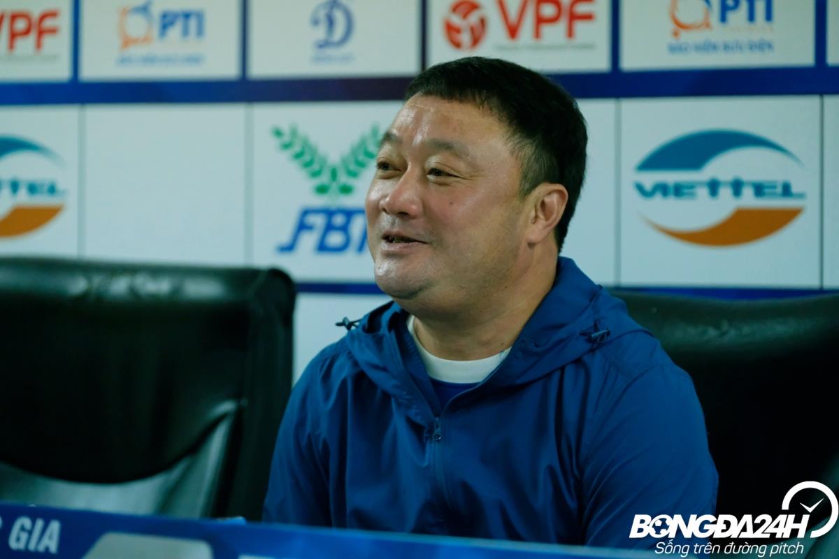 HLV Trương Việt Hoàng Viettel vs Quảng Ninh 3/11