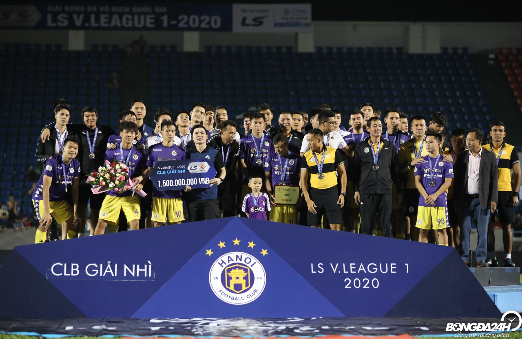 Chia tay V-League 2020, Hà Nội FC kém vui khi nhận huy chương hình ảnh