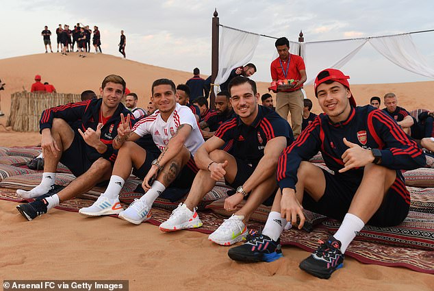 Tranh thủ nghỉ Đông, Arsenal sang Dubai cưỡi lạc đà
