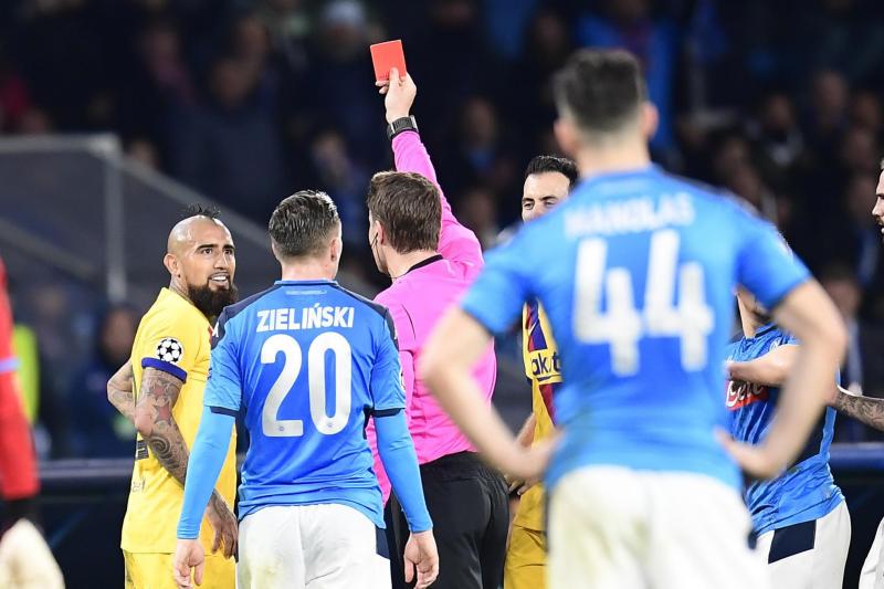 Arturo Vidal nhận thẻ đỏ khôi hài trước Napoli hình ảnh
