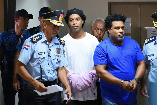 Những cầu thủ bóng đá đi tù như huyền thoại Ronaldinho hình ảnh