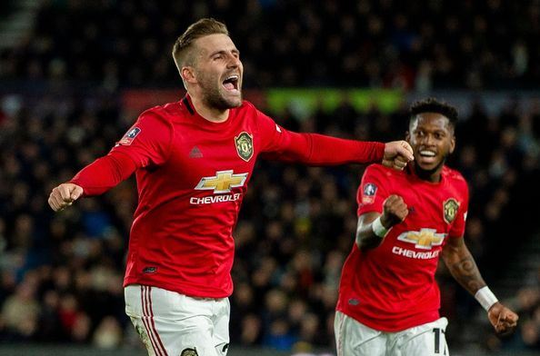 Luke Shaw mừng rỡ khi lấy được áo của Tom Cleverly hình ảnh