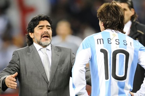 Cùng chiêm ngưỡng bức ảnh đẹp lung linh của Maradona và Messi, hai huyền thoại của bóng đá. Họ là những người đã chinh phục hàng triệu trái tim trên khắp thế giới với những pha bóng tuyệt vời của mình.