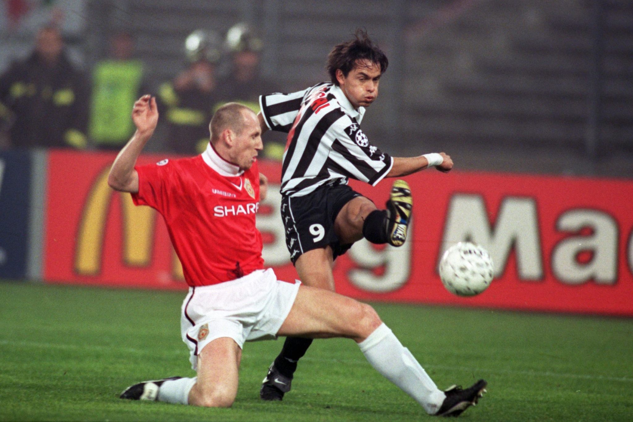 Juventus – Man Utd 1999: Dem Quy Do thap sang Delle Alpi3