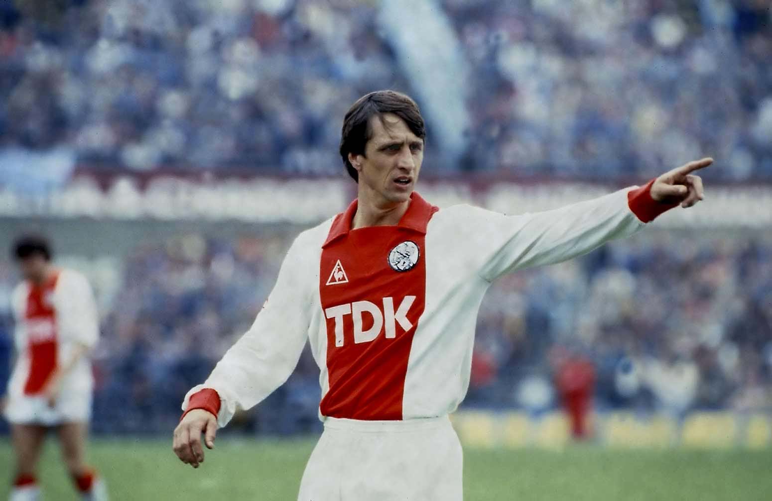 Johan Cruyff khi con khoac ao Ajax Amsterdam