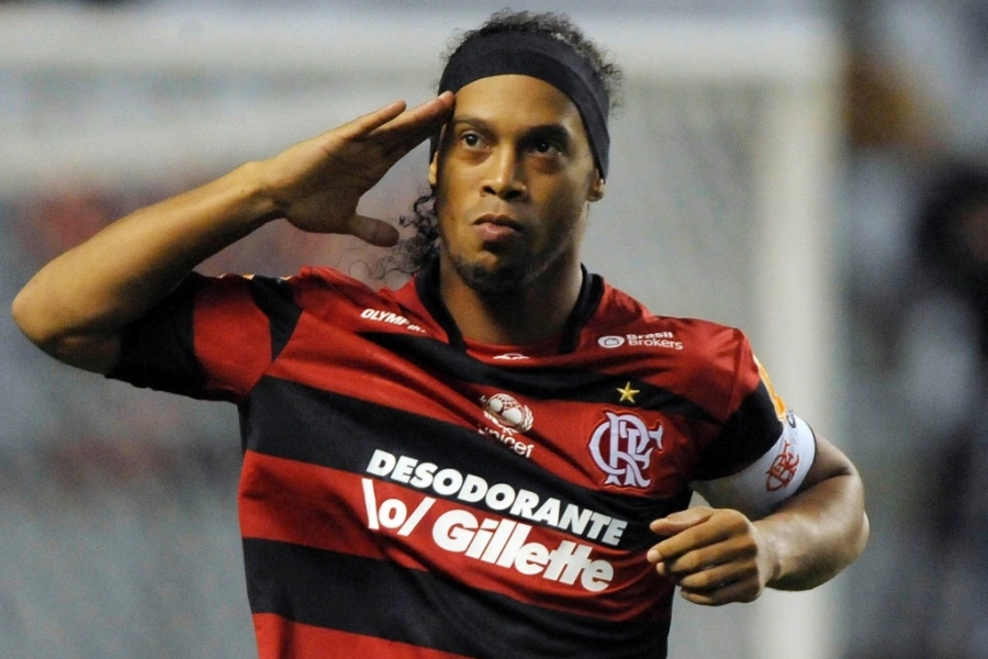 Ronaldinho đòi đi bar mới chịu đá bóng hình ảnh