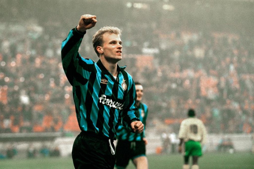 2Dennis Bergkamp o Inter Milan: Cuoc chien ton giao bong da cua nguoi Y1