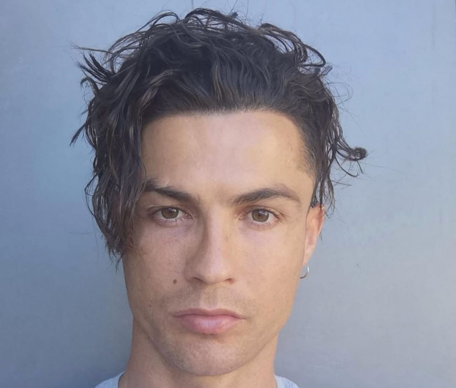 Cristiano Ronaldo lần đầu khoe quả tóc dài cực lãng tử hình ảnh