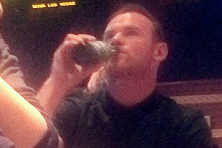 Wayne Rooney uống rượu như điên hình ảnh