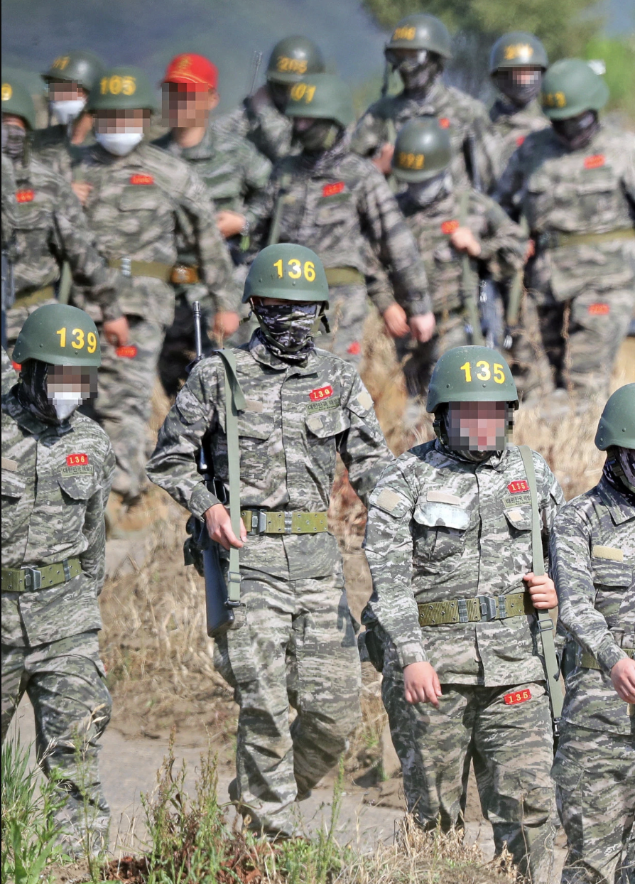 Son Heung Min mặc quân phục, đeo súng chuẩn hậu duệ mặt trời hình ảnh gốc 2
