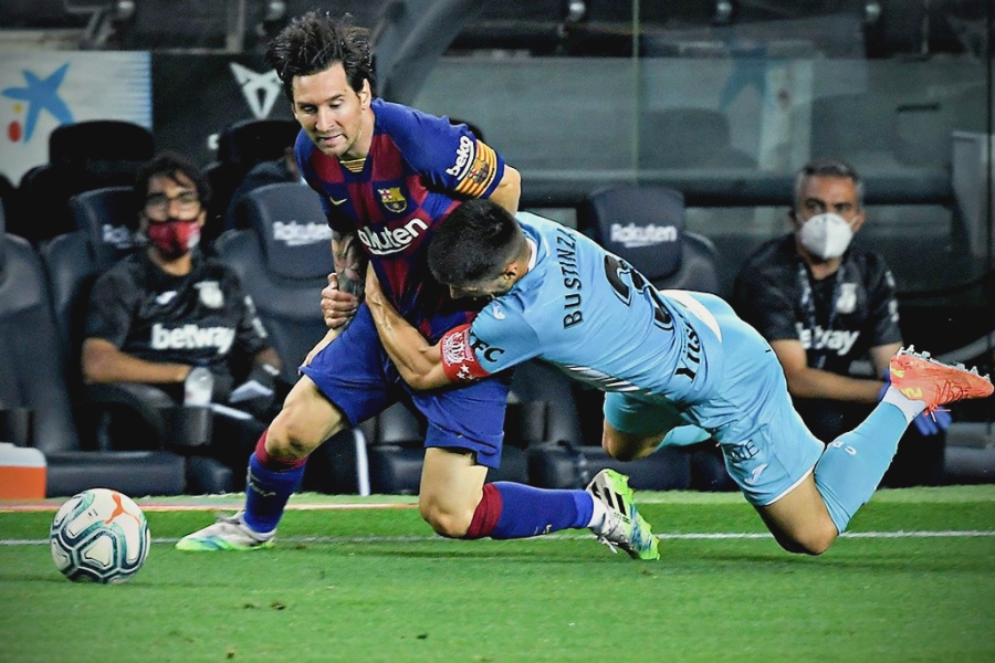 Hậu vệ La Liga chơi bóng bầu dục để cản Lionel Messi hình ảnh