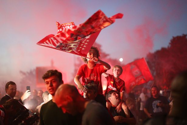 Cảnh sát Anh chỉ trích CĐV Liverpool đổ ra đường ăn mừng hình ảnh