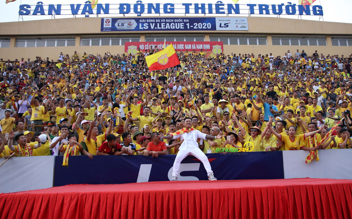 Ca sĩ Tuấn Hưng xuất hiện trước trận Nam Định vs Nghệ An