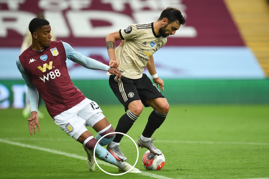 Giẫm lên đối thủ, Bruno Fernandes vẫn thản nhiên nhận penalty hình ảnh