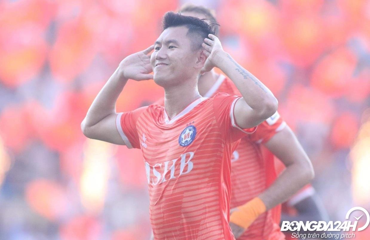 Tiền vệ Phan Văn Long ăn mừng Tien ve Phan Van Long an mung