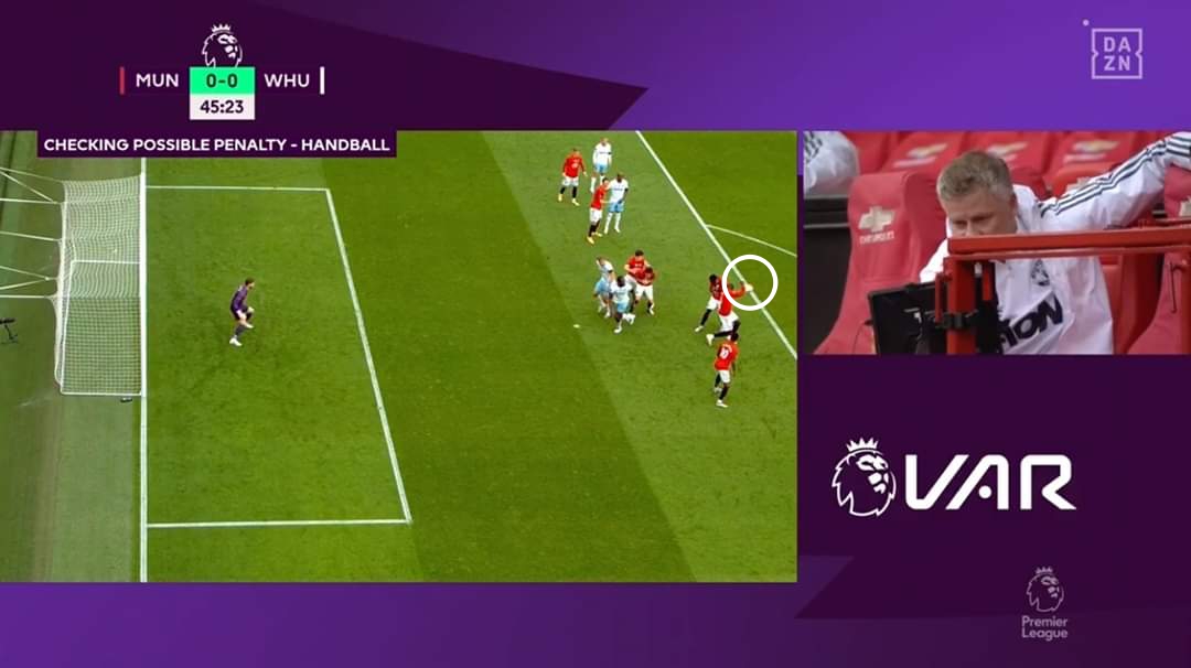 Paul Pogba dùng tay chơi bóng, biếu West Ham quả phạt đền hình ảnh
