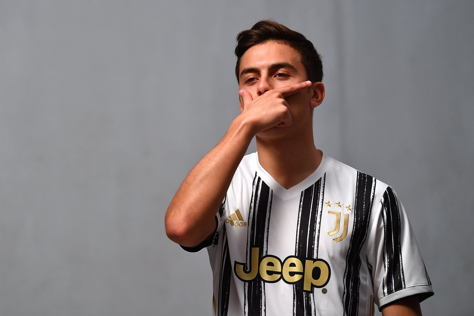 VIDEO Ronaldo cực ngầu trong mẫu áo sân nhà mới của Juventus hình ảnh