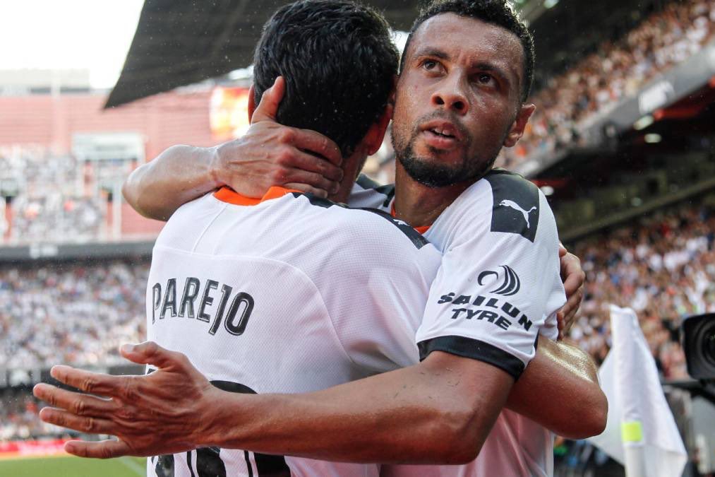 Dani Parejo rời Valencia trong nước mắt