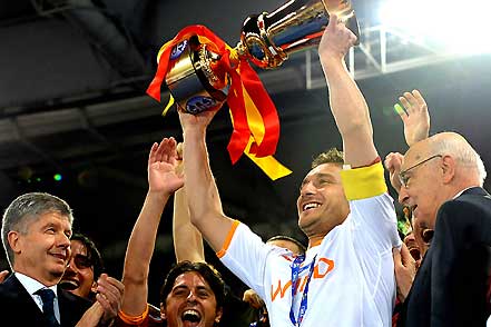Đội trưởng Francesco Totti, với chiếc cúp Quốc gia năm 2007-08 Doi truong Francesco Totti, voi chiec cup Quoc gia nam 2007-08