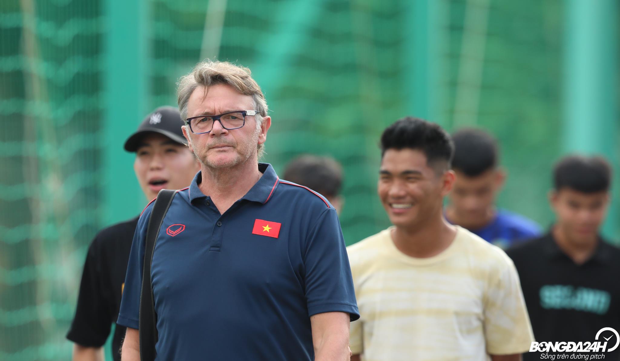 Hé lộ tiền lương của HLV Troussier khi dẫn dắt ĐT Việt Nam 1 Hé lộ tiền lương của HLV Troussier khi dẫn dắt ĐT Việt Nam 1