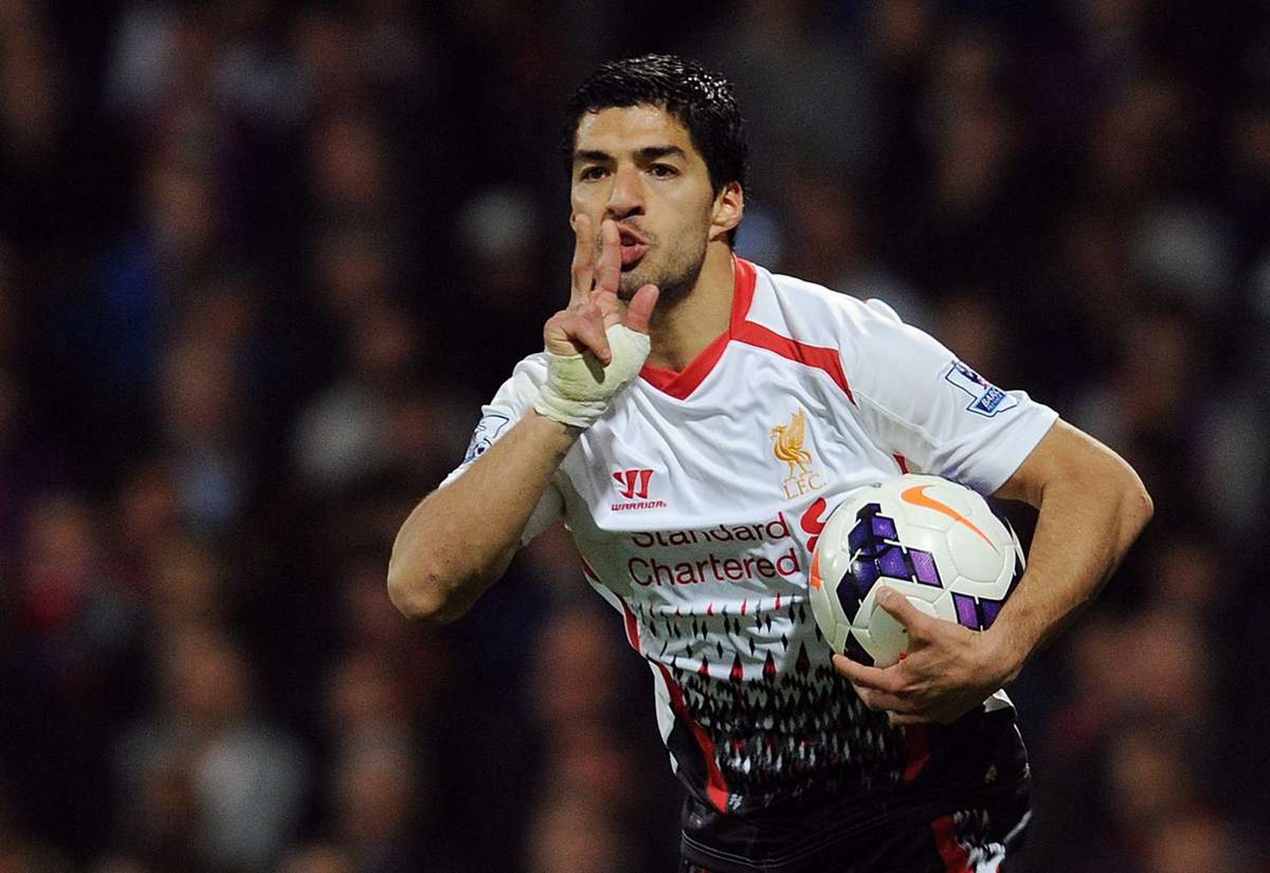 Luis Suarez Chính và tà ở Liverpool hình ảnh