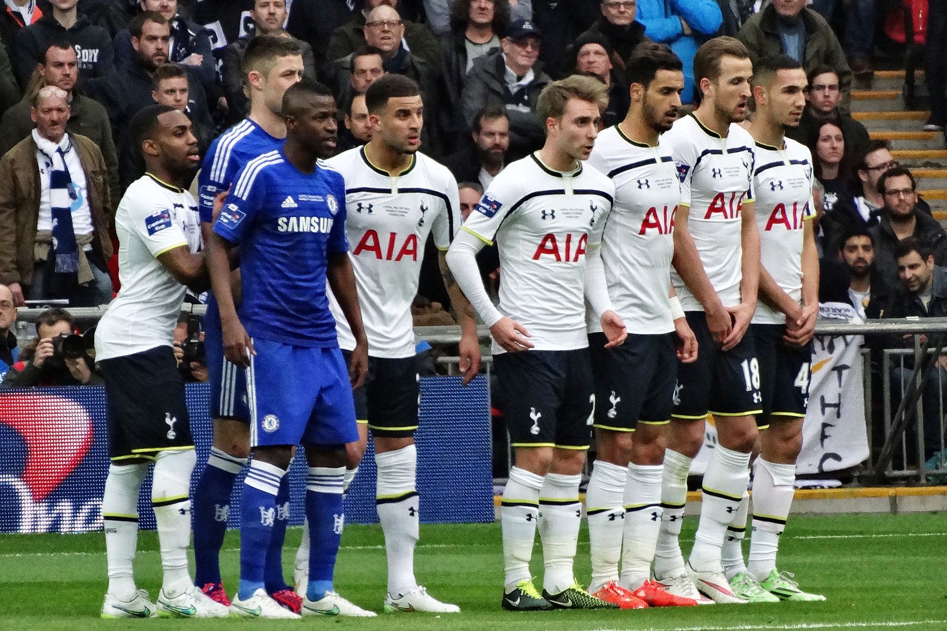 Chelsea gap Tottenham nam 2015