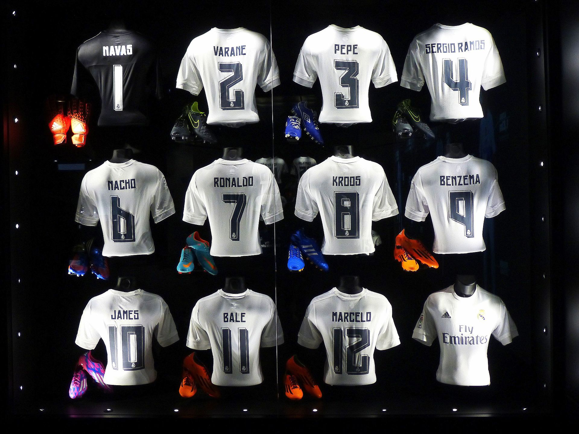 Mau ao mua 2015-16 cua Real do Adidas tai tro