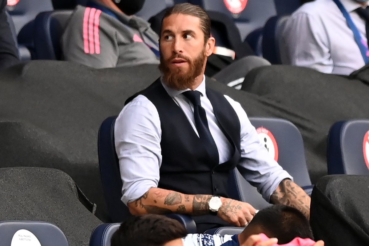 Sergio Ramos ngồi thẫn thờ trên khán đài nhìn Real thất bại hình ảnh