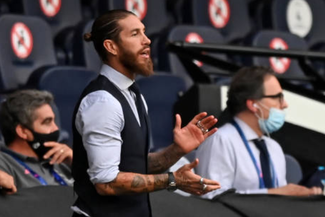 Sergio Ramos ngồi thẫn thờ trên khán đài nhìn Real thất bại hình ảnh