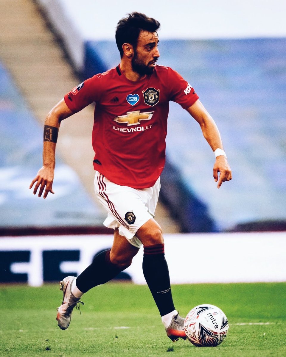 Bruno Fernandes là một trong những cầu thủ xuất sắc nhất của Manchester United. Hãy cùng xem những hình ảnh của anh ta khi anh ta đang đeo chiếc áo đỏ, khiến fan hâm mộ không thể nào rời mắt khỏi màn hình. (Bruno Fernandes is one of the best players of Manchester United. Let\'s watch the pictures of him in a red shirt, making fans unable to take their eyes off the screen.)