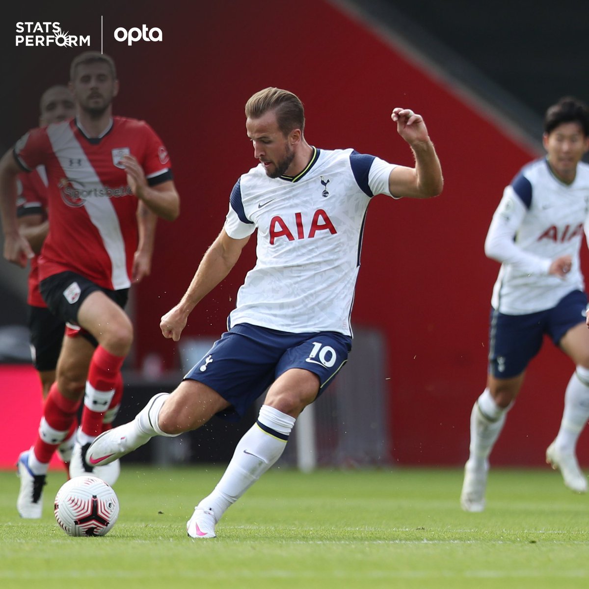 Trung phong… bien hinh Harry Kane dang giup Tottenham quen di Eriksen