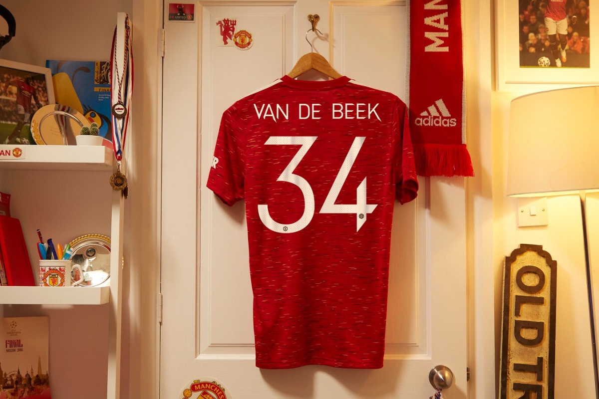 Van de Beek lột áo của đồng đội hình ảnh