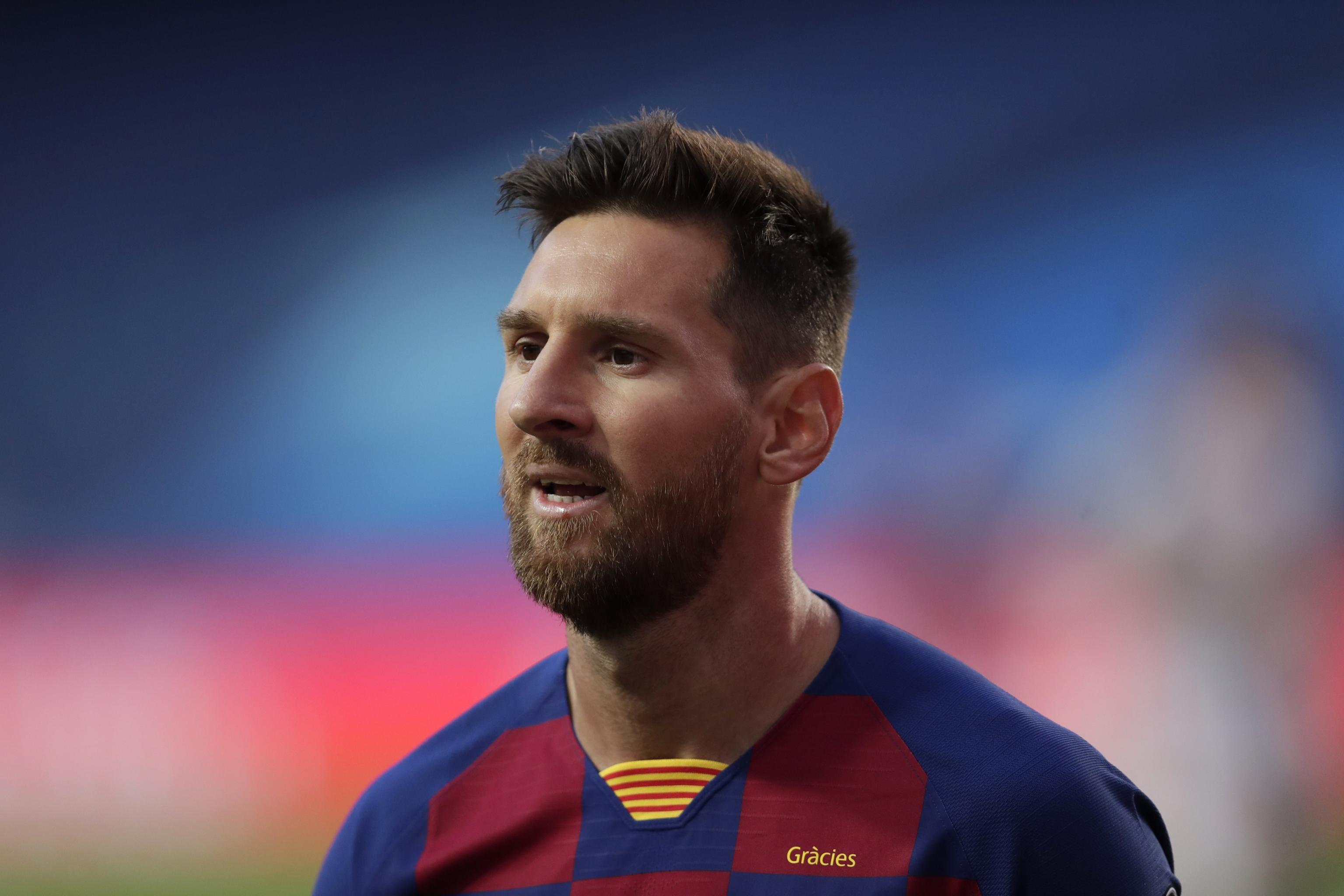 Quyết định ở lại của Lionel Messi khiến người hâm mộ rất phấn khích và tự hào. Cùng chiêm ngưỡng hình ảnh của siêu sao này và thấy rõ sự quyết tâm, chuyên nghiệp của anh trong các trận đấu bóng đá.