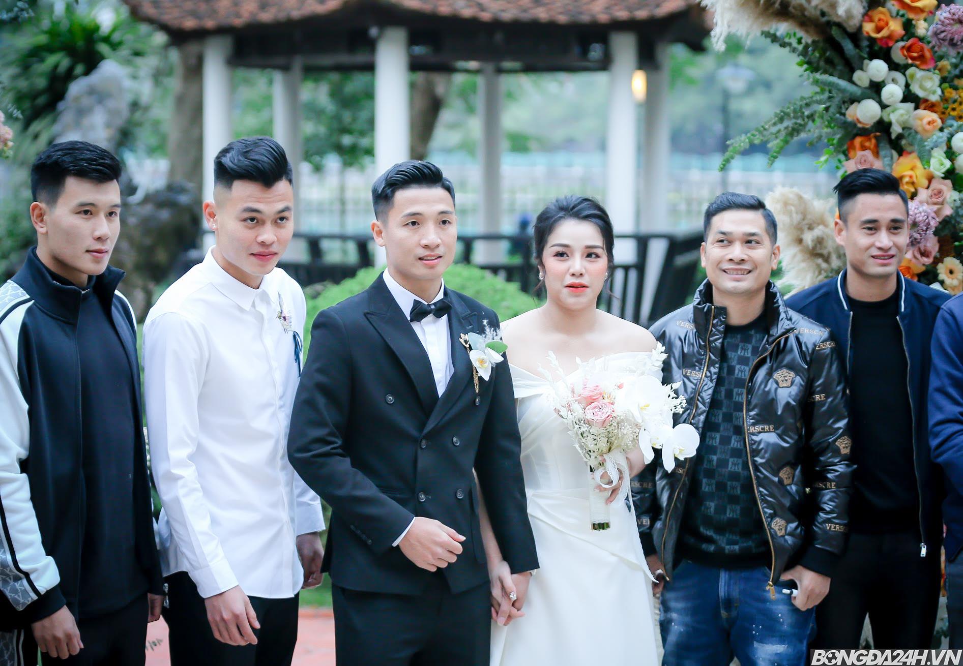 ẢNH Trung vệ Bùi Tiến Dũng có hành động ngọt ngào trong lễ cưới tại Hà Nội hình ảnh gốc 2