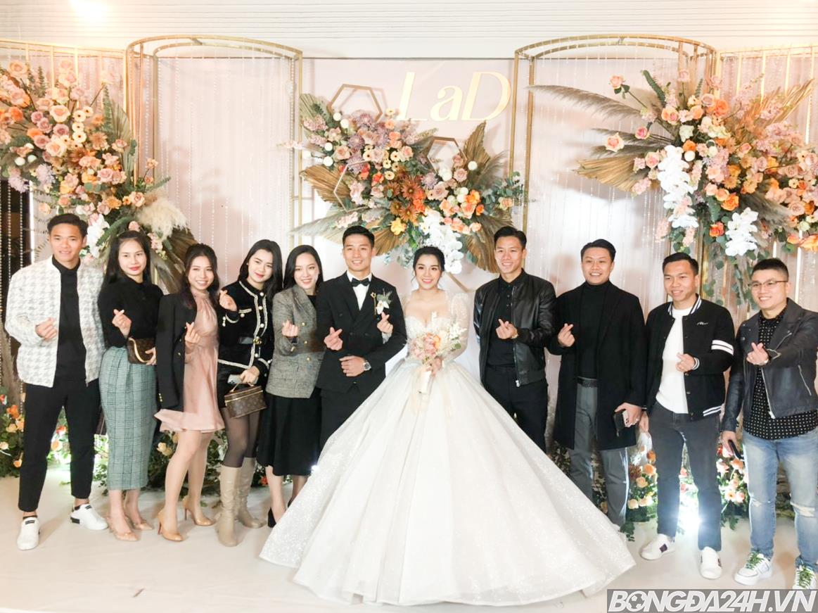ẢNH Trung vệ Bùi Tiến Dũng có hành động ngọt ngào trong lễ cưới tại Hà Nội hình ảnh gốc 2