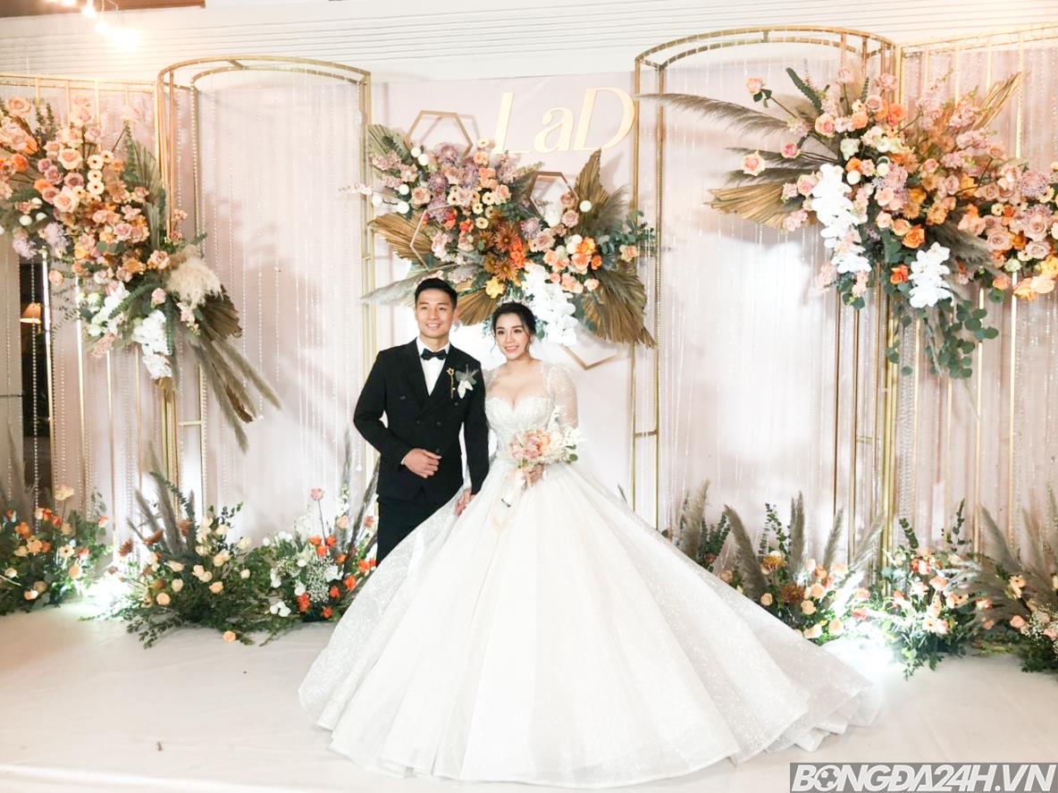 ẢNH Trung vệ Bùi Tiến Dũng có hành động ngọt ngào trong lễ cưới tại Hà Nội hình ảnh gốc 2