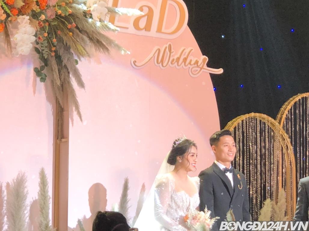 ẢNH Trung vệ Bùi Tiến Dũng có hành động ngọt ngào trong lễ cưới tại Hà Nội hình ảnh gốc 2