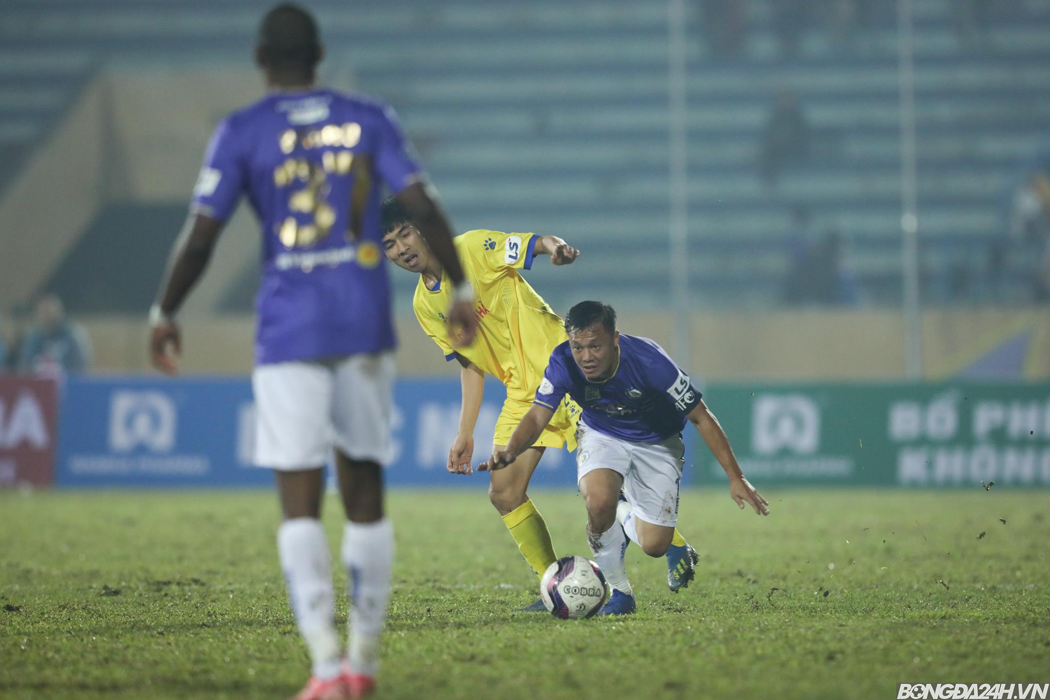 Hà Nội FC bị phá lối chơi vì đối thủ tưới nước lên mặt sân hình ảnh