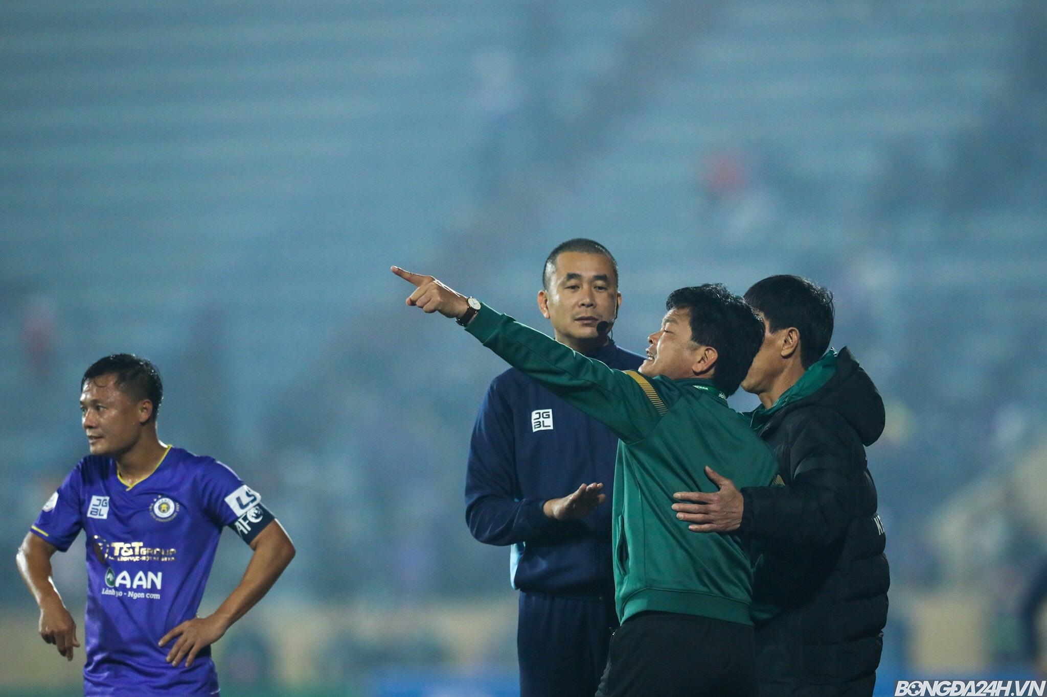 HLV trưởng Nam Định phản pháo chuyện tưới nước ra sân  hình ảnh