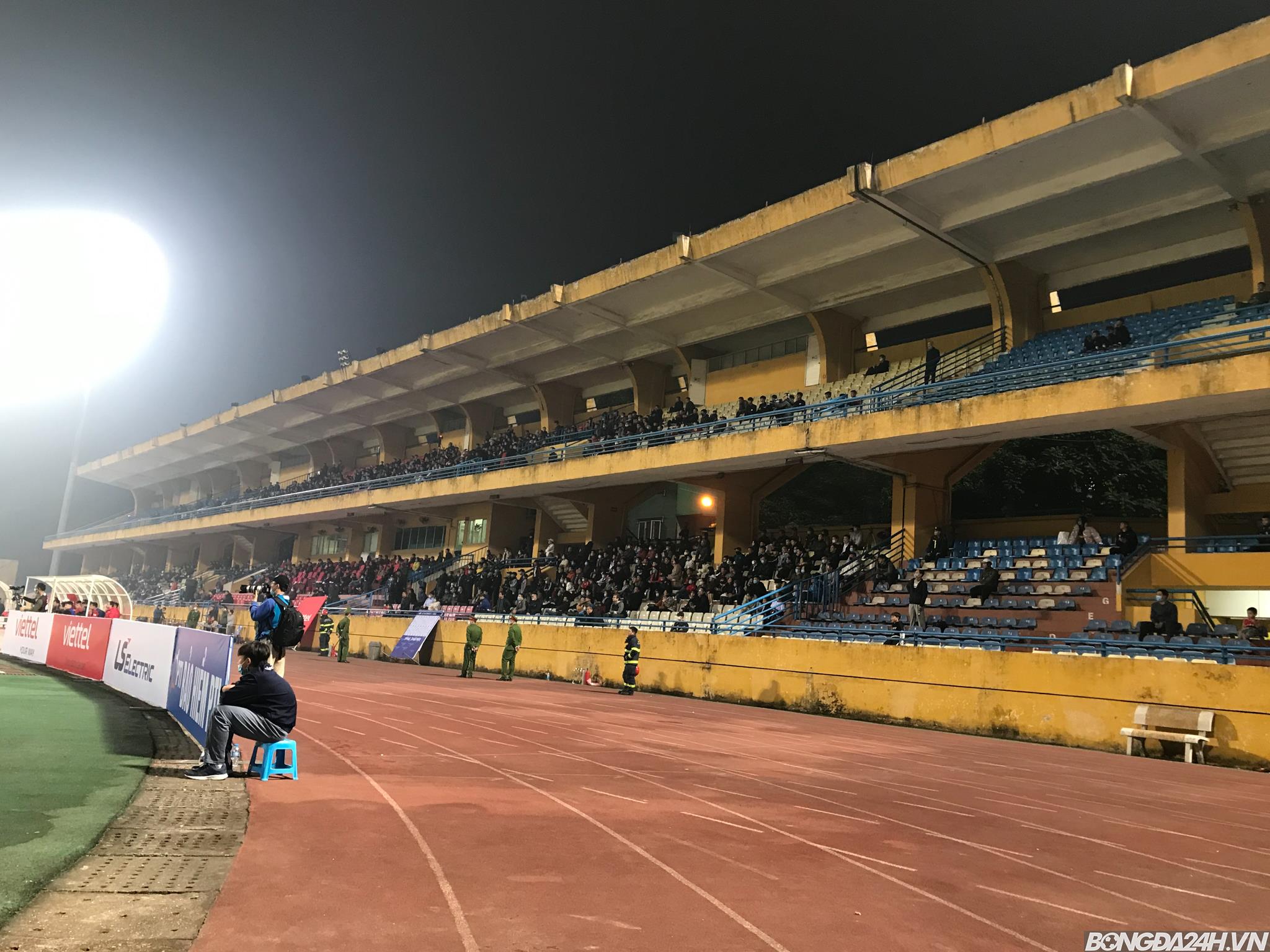 Sân Hàng Đẫy vắng khách trong trận đầu CLB Viettel mở bán vé hình ảnh