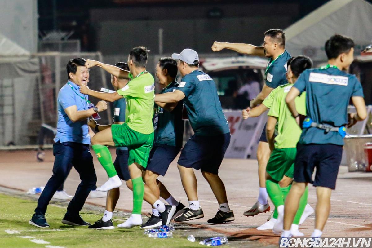 Niềm vui của thầy trò Vũ Tiến Thành Sài Gòn vs HAGL 17/1