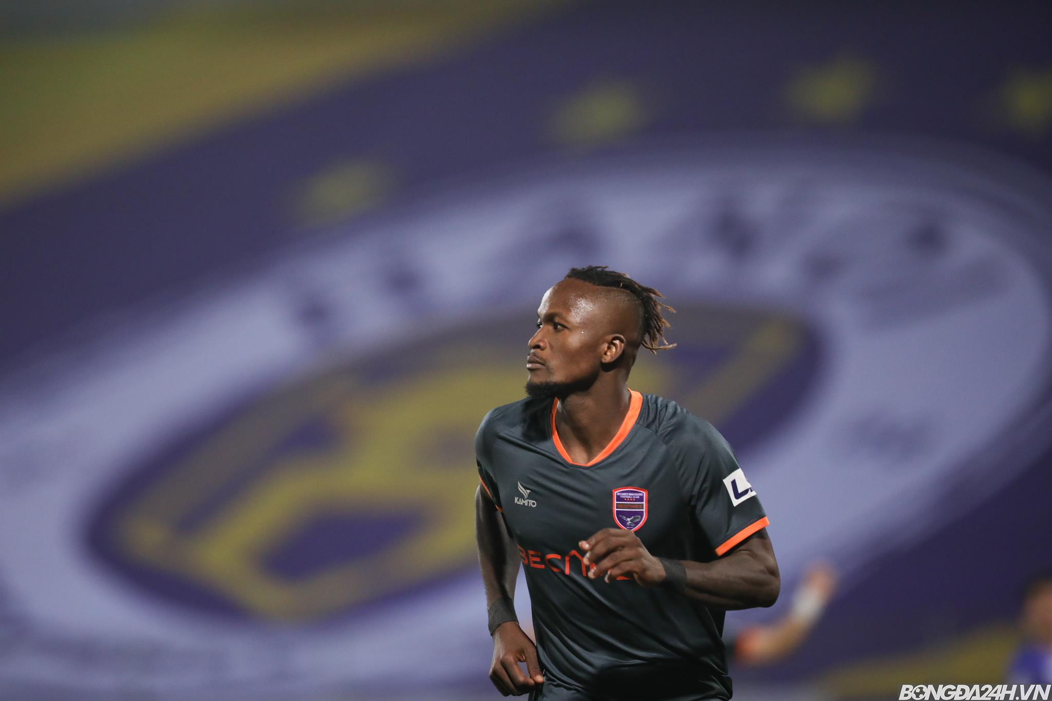 Ghi bàn vào lưới Hà Nội, Victor Mansaray ăn mừng gây tranh cãi hình ảnh