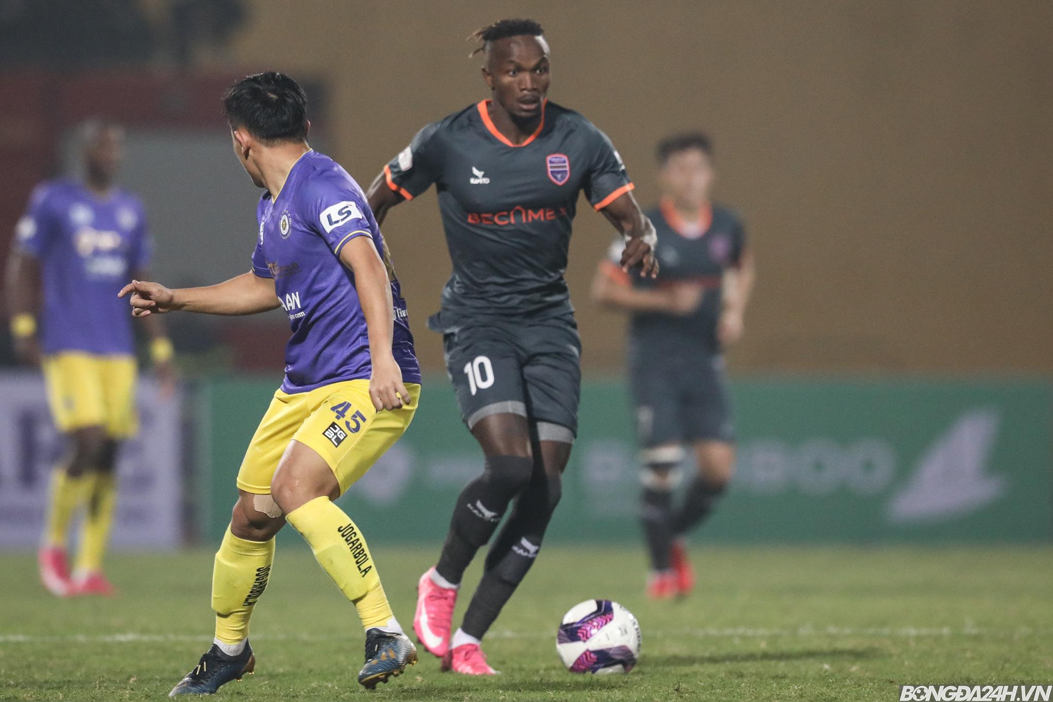 Ghi bàn vào lưới Hà Nội, Victor Mansaray ăn mừng gây tranh cãi hình ảnh