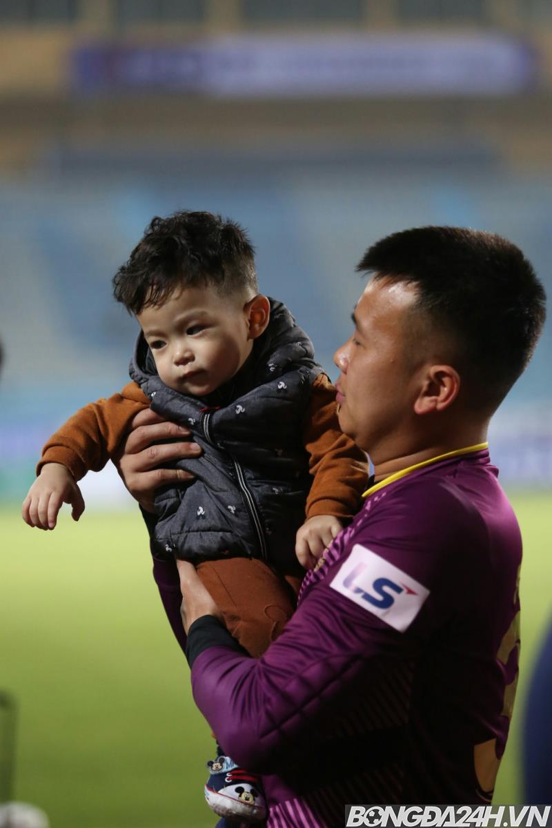 KHOẢNH KHẮC ĐÁNG YÊU Đỗ Hùng Dũng chơi đùa với con trước trận gặp Becamex Bình Dương hình ảnh gốc 2