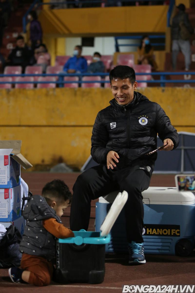 KHOẢNH KHẮC ĐÁNG YÊU Đỗ Hùng Dũng chơi đùa với con trước trận gặp Becamex Bình Dương hình ảnh gốc 2